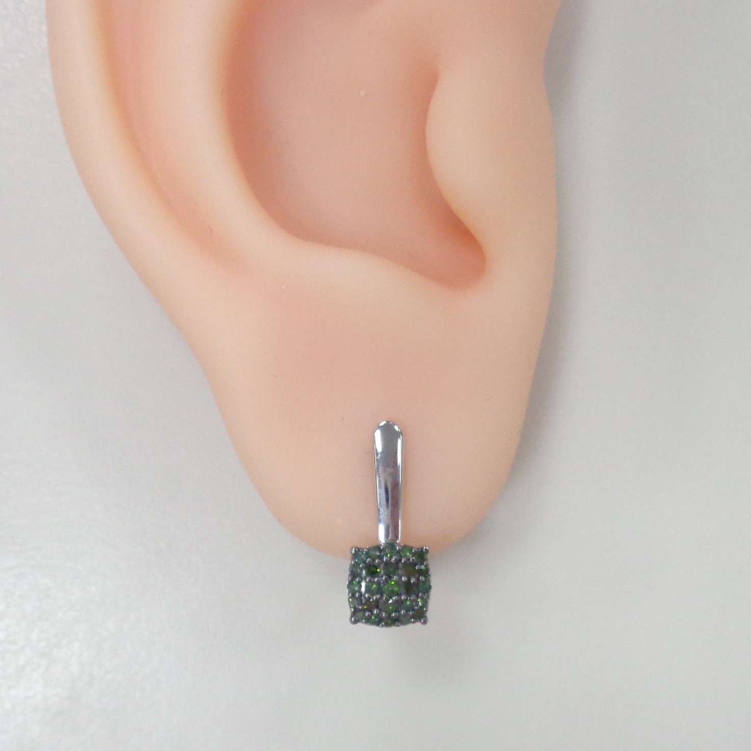 Серебряные серьги с зелеными бриллиантами